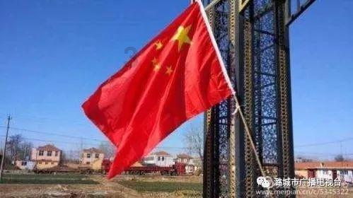 看着都疼!女童玩耍时脑袋磕到桌角,故意跑远后才嚎啕大哭