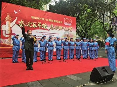 男子冬夜醉倒街头 民警暖心救助