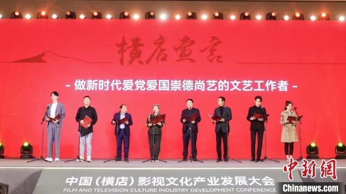 救援矮小的女孩