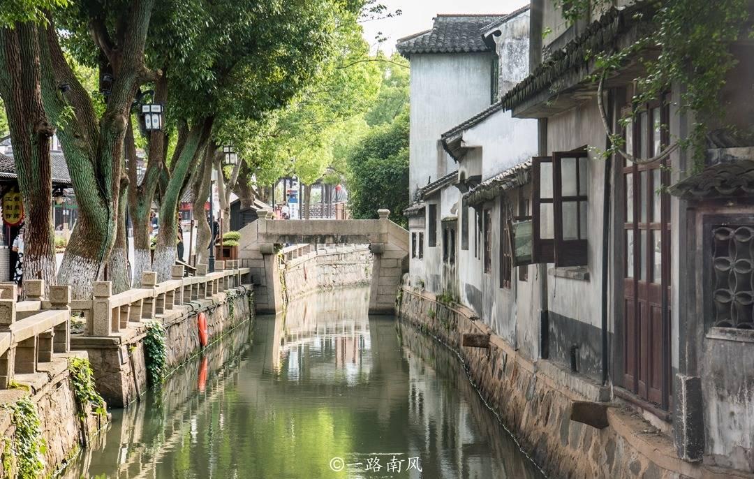 救援落湖男孩