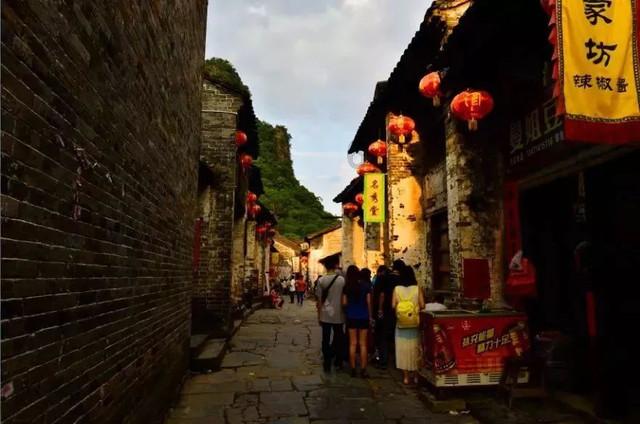 云南水昭高速路段发生山体滑坡,致1人受伤
